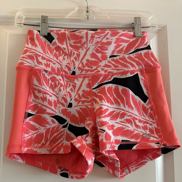 Alo Yoga Elevate Shorts Palm Springs Guava - Picture 2 of 8